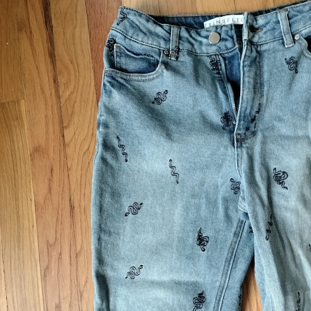 Tinseltown Light Blue Ankle Jeans with Black Embroidery Snak Design - Picture 3 of 8